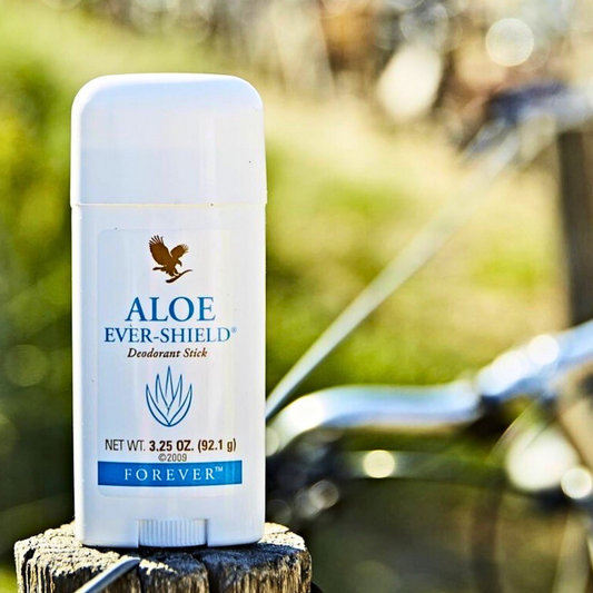 Aloe Ever-Shield Holder dig frisk hele dagen lang  En blid, effektiv deodorantstick med hudplejende Aloe vera. Mild unisex duft og en behagelig, ikke-klæbende konsistens, der ikke pletter tøj